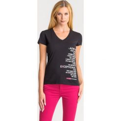 T-SHIRT ARMANI EXCHANGE. Czarne t-shirty damskie Armani Exchange, s, z nadrukiem, z bawełny, bez kołnierzyka. Za 125,40 zł.