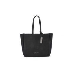Torby na ramię Calvin Klein Jeans SIDED SHOPPER. Czarne torby damskie na zakupy Calvin Klein Jeans, bez wzorów, z jeansu, na ramię, bez dodatków. Za 645,54 zł.