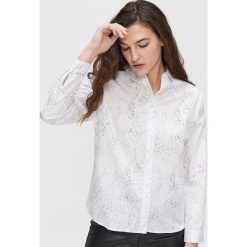 Koszula z nadrukiem - Biały. Białe koszule damskie Cropp, s, z nadrukiem, bez kołnierzyka, bez rękawów. W wyprzedaży za 51,99 zł.