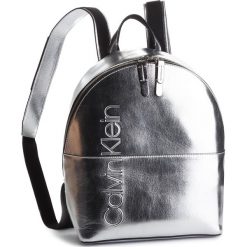 Plecak CALVIN KLEIN - Dual Backpack Metali K60K604659 904. Szare plecaki damskie Calvin Klein, ze skóry ekologicznej, klasyczne. Za 649,00 zł.