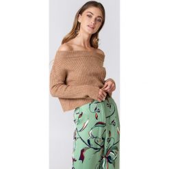 NA-KD Sweter w prążki z odkrytymi ramionami - Pink. Różowe bez kategorii marki NA-KD, z dzianiny. W wyprzedaży za 70,98 zł.