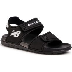 Sandały NEW BALANCE - YOSPSDBK Czarny. Czarne sandały chłopięce New Balance, z tworzywa sztucznego, bez zapięcia. W wyprzedaży za 79,00 zł.