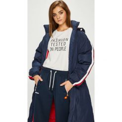 Tommy Jeans - Płaszcz. Niebieskie kurtki damskie s, z poliesteru, długie. W wyprzedaży za 629,90 zł.