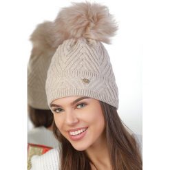 Czapka MONIMA BEIGE. Brązowe szaliki damskie Czapka MONIMA BEIGE, bez wzorów. W wyprzedaży za 29,00 zł.