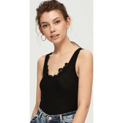 Top z koronką - Czarny. Czarne topy damskie Sinsay, s, w koronkowe wzory, z koronki, bez kołnierzyka. Za 14,99 zł.