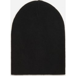 Dzianinowa czapka beanie - Czarny. Czarne czapki damskie Reserved, bez wzorów, z dzianiny. Za 29,99 zł.