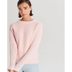 Sweter o drobnym splocie - Różowy. Różowe swetry damskie Cropp, s, bez wzorów, ze splotem, bez rękawów, bez kaptura. Za 59,99 zł.