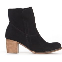 Botki na słupku z wywijaną cholewką - skóra naturalna - model 454 - kolor czarny welur. Czarne botki damskie Zapato, na wiosnę, ze skóry, eleganckie, za kostkę, na wysokim obcasie, na obcasie, na zamek. W wyprzedaży za 319,20 zł.