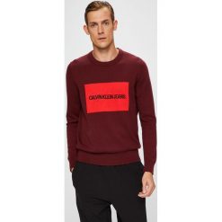 Calvin Klein Jeans - Sweter. Brązowe swetry klasyczne męskie Calvin Klein Jeans, l, z aplikacjami, z bawełny, z okrągłym kołnierzem. Za 399,90 zł.