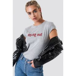 NA-KD T-shirt Make Out - Grey. Szare t-shirty damskie NA-KD, z nadrukiem, z dzianiny, z okrągłym kołnierzem. Za 40,95 zł.