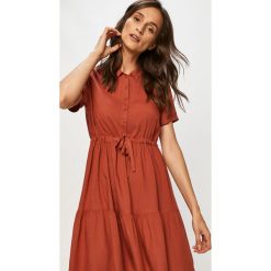 Vero Moda - Sukienka. Czerwone sukienki damskie Vero Moda, na co dzień, s, bez wzorów, z wiskozy, casualowe, bez kołnierzyka, z krótkim rękawem, krótkie, mini, rozkloszowane. W wyprzedaży za 149,90 zł.