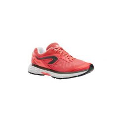 Buty do biegania KIPRUN LONG damskie. Różowe buty sportowe damskie KALENJI, z gumy, do biegania. Za 249,99 zł.