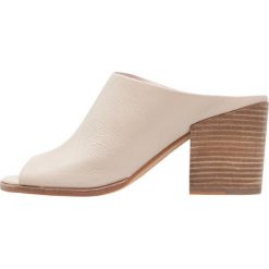 Klapki damskie: Vince Camuto LOUVINA Klapki grey