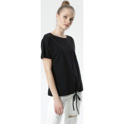 Czarny T-shirt Malinore. Czarne bluzki damskie Born2be, s, bez wzorów, z okrągłym kołnierzem, z krótkim rękawem. Za 54,99 zł.