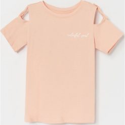 Bawełniany t-shirt z odkrytymi ramionami i napisem - Kremowy. Białe t-shirty damskie Reserved, z napisami, z bawełny, bez kołnierzyka. W wyprzedaży za 15,99 zł.