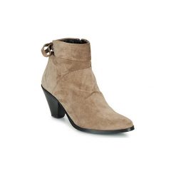Botki Regard RAKAF V3 CRTE VEL SILKY. Brązowe botki damskie Regard, bez obcasa, bez zapięcia. W wyprzedaży za 559,20 zł.