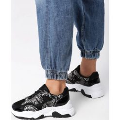 Czarne Sneakersy Arum. Czarne buty sportowe damskie Born2be, ze skóry. Za 99,99 zł.