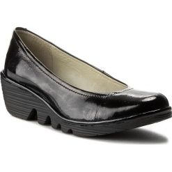 Półbuty FLY LONDON - Pump P500424075 Black. Czarne półbuty damskie marki Fly London, bez wzorów, ze skóry, bez obcasa, na koturnie, bez zapięcia. W wyprzedaży za 279,00 zł.