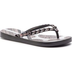Japonki IPANEMA - Indie Fem 82660 Black/Black 20766. Czarne klapki damskie Ipanema, bez wzorów, z tworzywa sztucznego, bez obcasa. W wyprzedaży za 69,00 zł.