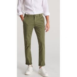 Dopasowane spodnie chino - Zielony. Zielone spodnie męskie Reserved, m, bez wzorów. Za 129,99 zł.