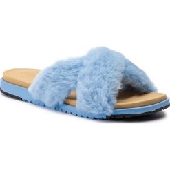 Klapki EMU AUSTRALIA - Mareeba Teens T11800 Powder Blue. Niebieskie klapki damskie EMU Australia, bez wzorów, z wełny, bez obcasa. W wyprzedaży za 169,00 zł.
