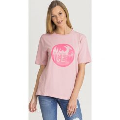 T-SHIRT ICE PLAY. Różowe t-shirty damskie xs, z nadrukiem, z bawełny, z okrągłym kołnierzem. Za 115,00 zł.