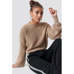 Luisa Lion x NA-KD Sweter z okrągłym dekoltem - Beige. Brązowe swetry damskie marki Luisa Lion x NA-KD, bez wzorów, z dzianiny, bez rękawów, długie, bez kaptura. Za 161,95 zł.