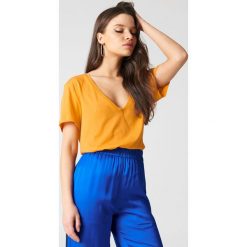 NA-KD Basic T-shirt z dekoltem V - Orange. Pomarańczowe t-shirty damskie NA-KD Basic, z bawełny. W wyprzedaży za 21,18 zł.