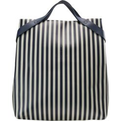 Rains SHIFT BAG Plecak distorted stripes. Niebieskie plecaki damskie marki Rains, bez wzorów. Za 459,00 zł.