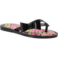 Japonki MELISSA - Flip Flop Kisses Ad 32579 Black/Pink 50837. Czarne klapki damskie Melissa, z aplikacjami, z tworzywa sztucznego, bez obcasa, na obcasie. Za 259,00 zł.