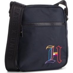 Saszetka TOMMY HILFIGER - Lewis Hamiltion Mini Reporter AM0AM04586 002. Czarne torby męskie skórzane TOMMY HILFIGER, bez wzorów, z materiału, młodzieżowe. W wyprzedaży za 219,00 zł.