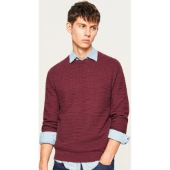 Sweter z dzianiny o strukturalnym splocie - Bordowy. Czerwone swetry klasyczne męskie marki Reserved, l, z dzianiny. Za 119,99 zł.