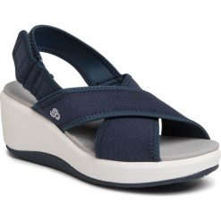 Sandały CLARKS - Step Cali Cove 261489294 Navy. Niebieskie klapki damskie Clarks, bez wzorów, z tworzywa sztucznego, bez obcasa, na obcasie. Za 299,00 zł.