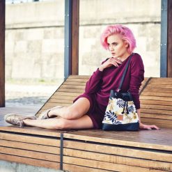 Mały worek boho Mili Chic Mc8 - czarny/kwiaty. Czarne torebki klasyczne damskie marki Pakamera, w kwiaty, boho, na ramię, bez dodatków. Za 152,00 zł.