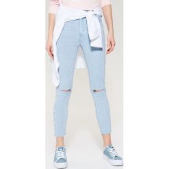 Jeansy ankle skinny - Niebieski. Niebieskie rurki damskie House. W wyprzedaży za 59,99 zł.