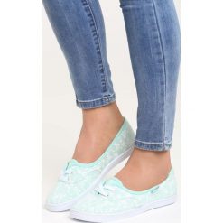 Miętowe Tenisówki Teen Girl. Zielone trampki i tenisówki damskie Born2be, w kwiaty, na sznurówki. Za 34,99 zł.