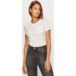 Tommy Jeans - T-shirt. Białe topy damskie Tommy Jeans, s, z nadrukiem, z bawełny, z okrągłym kołnierzem. Za 179,90 zł.