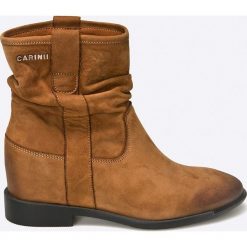 Carinii - Botki. Brązowe buty zimowe damskie marki Carinii, z materiału, z okrągłym noskiem, na koturnie. W wyprzedaży za 199,90 zł.