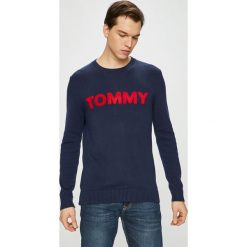 Tommy Jeans - Sweter. Szare swetry klasyczne męskie Tommy Jeans, l, z aplikacjami, z bawełny, z okrągłym kołnierzem. Za 359,90 zł.