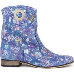 Wsuwane botki na niskim obcasie - skóra naturalna - model 270 - kolor niebieskie kwiaty. Niebieskie botki damskie Zapato, ze skóry, klasyczne, na niskim obcasie, bez zapięcia. W wyprzedaży za 269,25 zł.