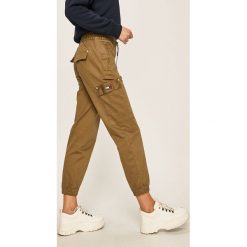 Tommy Jeans - Spodnie. Zielone spodnie damskie Tommy Jeans, s, bez wzorów, z elastanu. W wyprzedaży za 319,90 zł.
