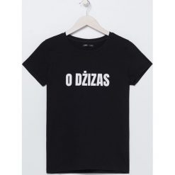 Koszulka z napisem - Czarny. Czarne bluzki damskie Sinsay, s, z napisami, bez kołnierzyka. Za 19,99 zł.