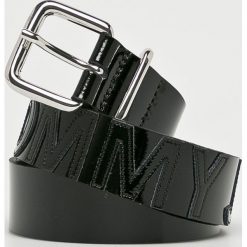 Tommy Jeans - Pasek. Czarne paski damskie Tommy Jeans, w paski, z jeansu. Za 229,90 zł.