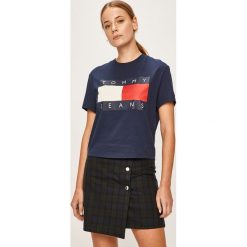 Tommy Jeans - T-shirt. Niebieskie bluzki damskie Tommy Jeans, s, z nadrukiem, z bawełny, z okrągłym kołnierzem, z krótkim rękawem. W wyprzedaży za 129,90 zł.