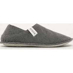 Crocs - Kapcie. Czarne kapcie męskie Crocs, z materiału. W wyprzedaży za 139,90 zł.