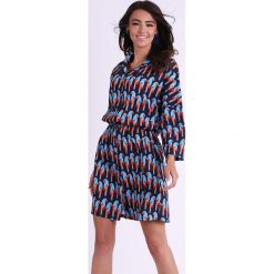 Sukienka w kolorze niebiesko-czerwonym. Czerwone sukienki damskie Jesienny butik, na co dzień, xs, bez wzorów, bez kołnierzyka, bez rękawów, mini, proste. W wyprzedaży za 137,95 zł.
