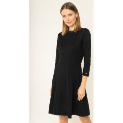 Sukienka dzianinowa Calvin Klein K20K201717. Czarne sukienki damskie Calvin Klein, xs, bez wzorów, z wiskozy, bez kołnierzyka, bez rękawów. W wyprzedaży za 429,00 zł.