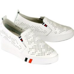 LANQIER 46C1753 biały, półbuty, sneakersy damskie. Białe koturny damskie Lanqier, bez wzorów, ze skóry, bez obcasa, na koturnie, bez zapięcia. Za 189,90 zł.