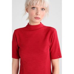 Tommy Jeans BASIC FIT FLARE DRESS Sukienka letnia persian red. Czerwone sukienki letnie Tommy Jeans, xl, z elastanu. W wyprzedaży za 359,20 zł.