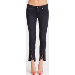 JEANSY SLIM FIT LIU JO. Niebieskie jeansy damskie Liu Jo, w koronkowe wzory, z elastanu. Za 419,40 zł.